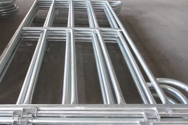 Galvanized steel corral panels for livestock keeping
